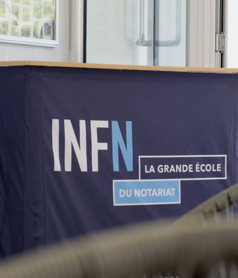 zoom sur le logo dans le reportage vidéo sur l'INFN de Montpellier
