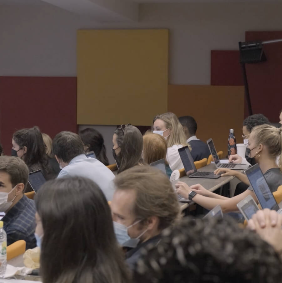 étudiants dans le reportage vidéo sur l'INFN de Montpellier