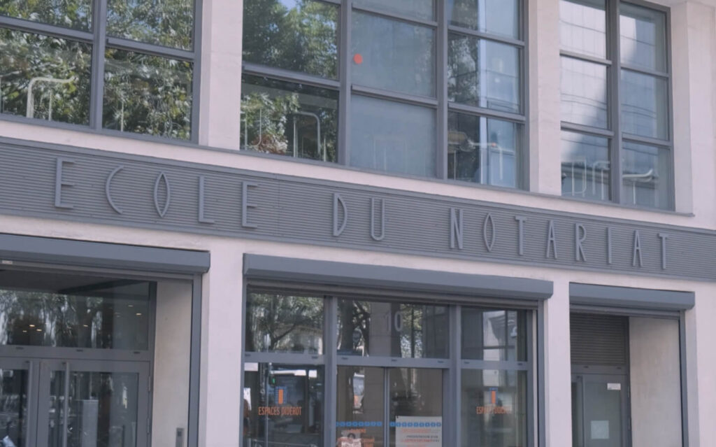 devanture de l'école dans le reportage vidéo sur l'INFN de Montpellier